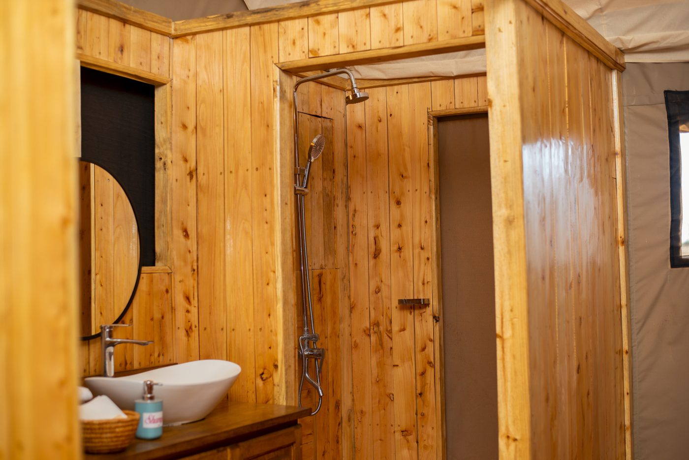 Wood-panelled en-suite shower